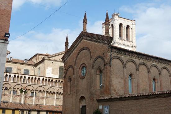 Ferrara piazza cattedrale 2